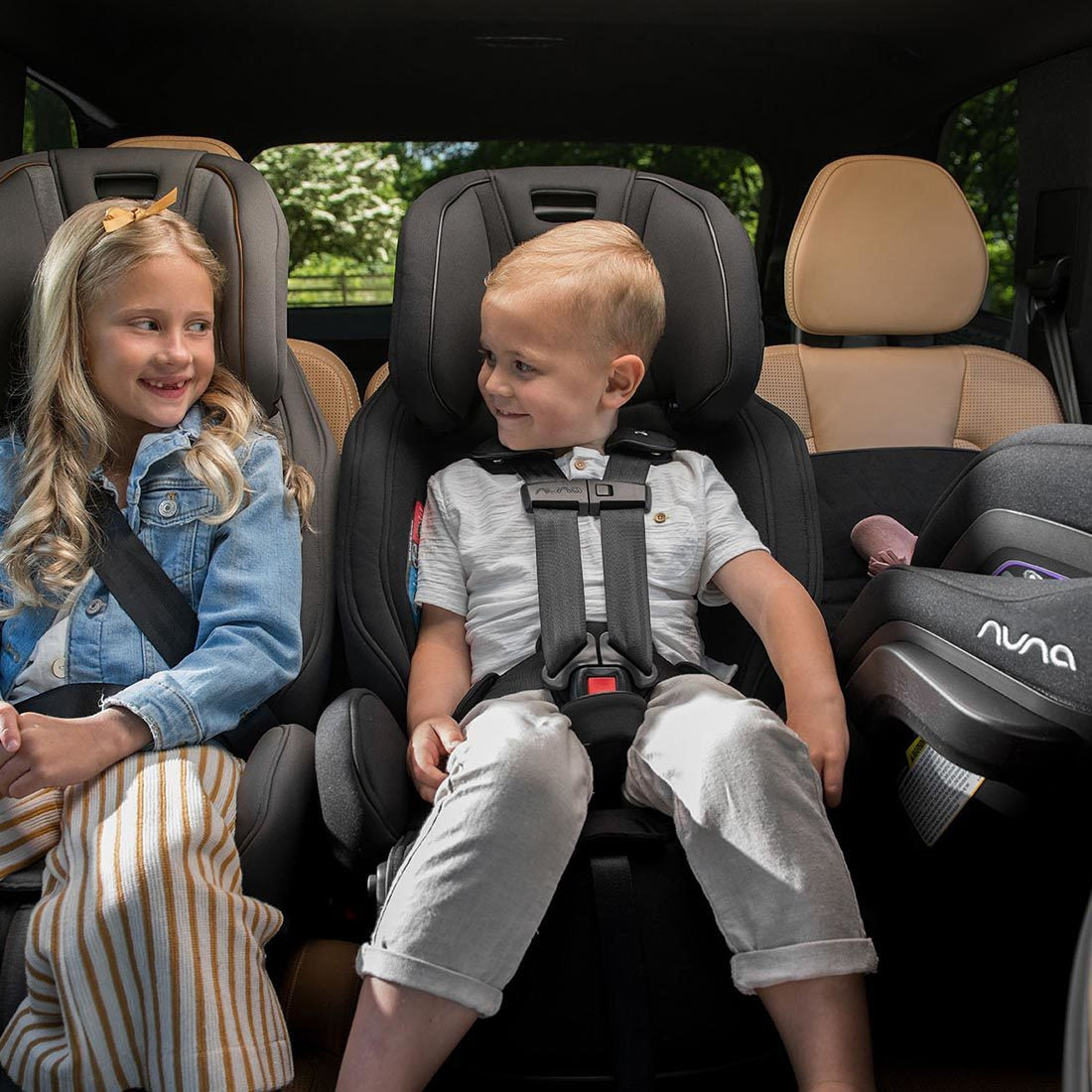 Nuna Exec Carseat capsule in caviar Lifestyle Shot