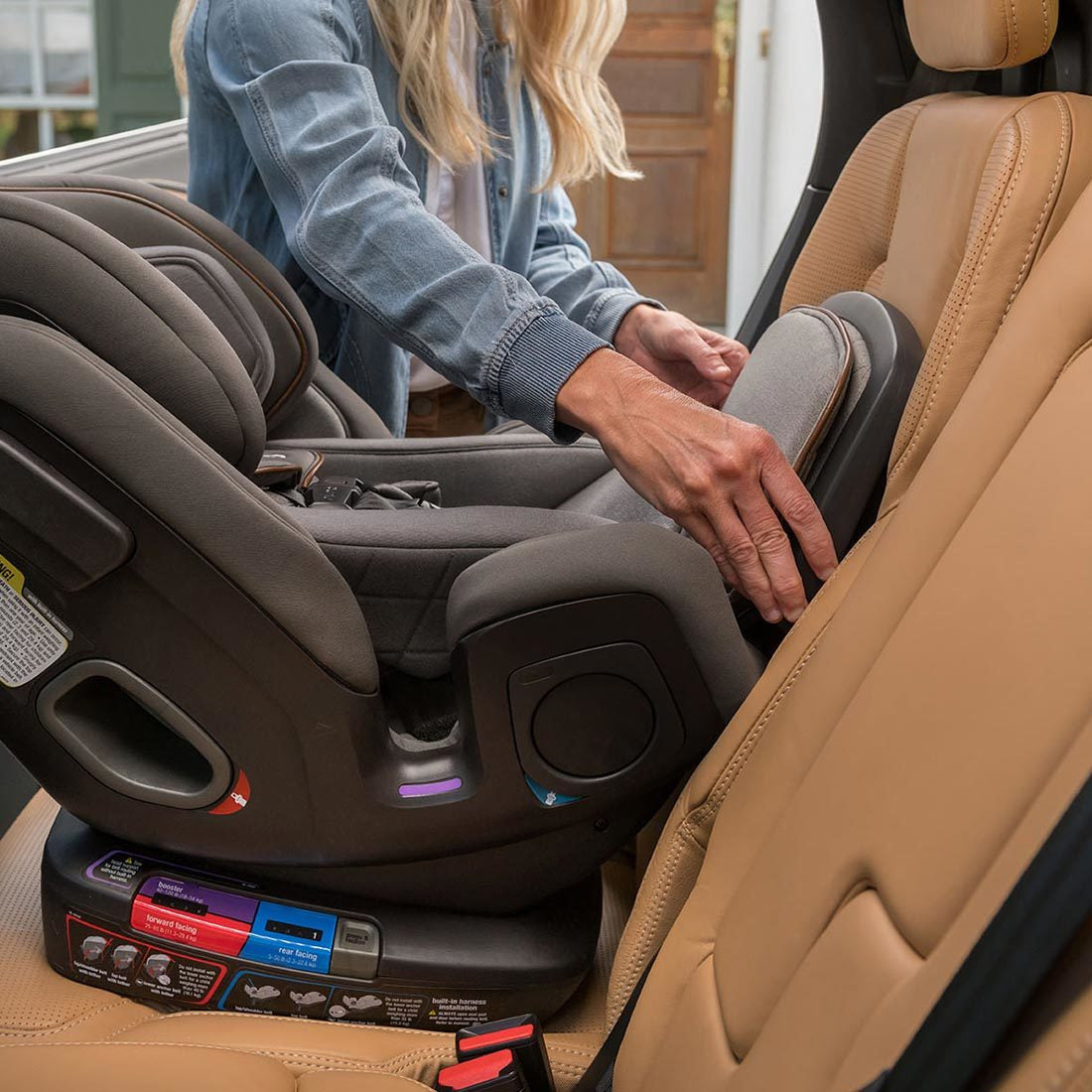 Nuna Exec Car seat capsule Lifestyle Shot