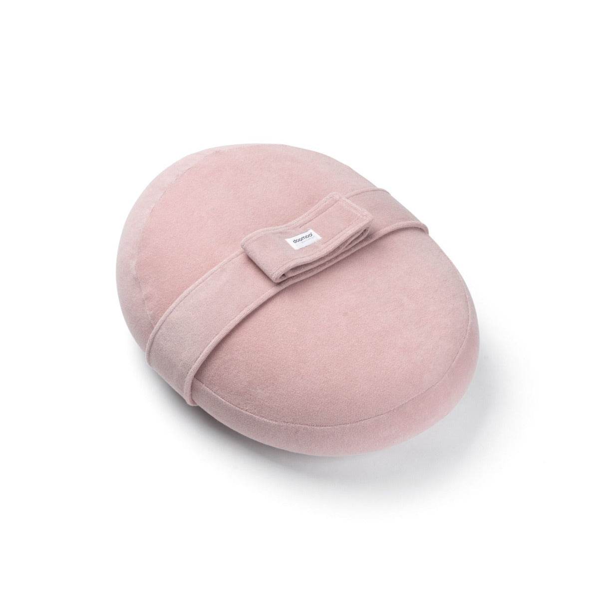 A pink-colored Doomoo Relax Cover wrapped around a maternity pillow, featuring a removable security belt.