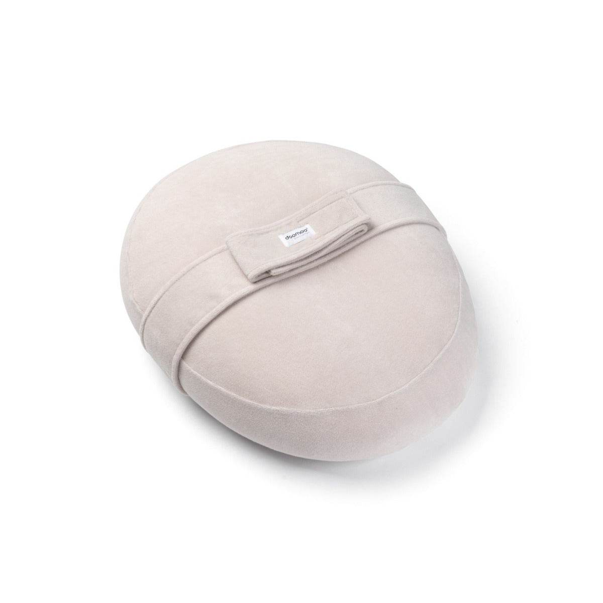 A beige-colored Doomoo Relax Cover wrapped around a maternity pillow, with a visible security belt.