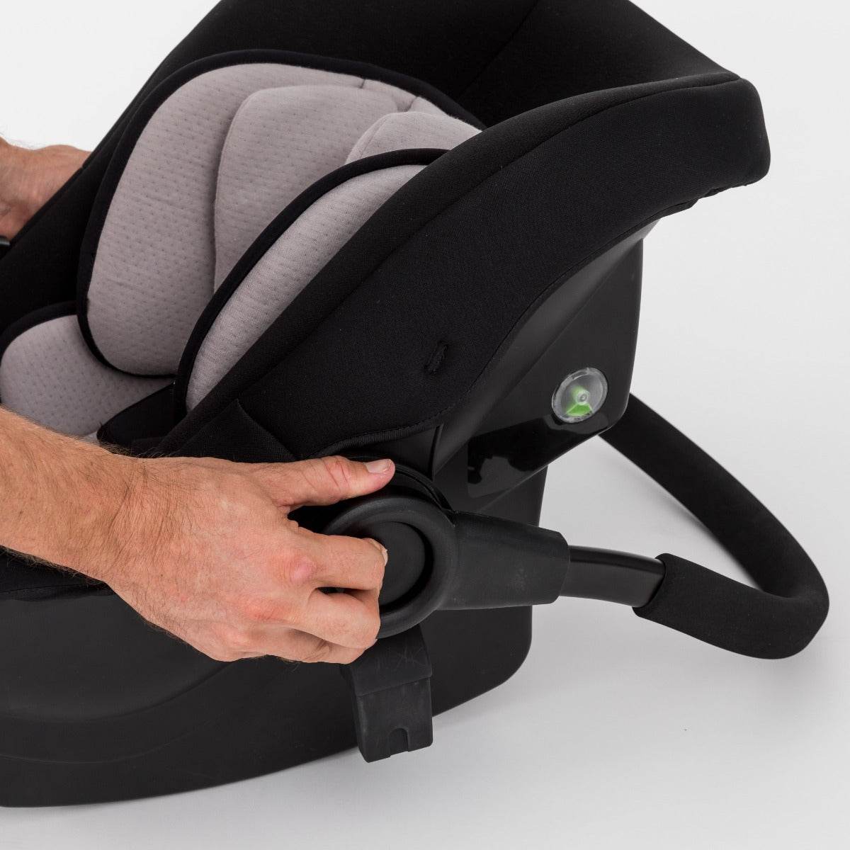 Edwards and Co avery car seat capsule close up