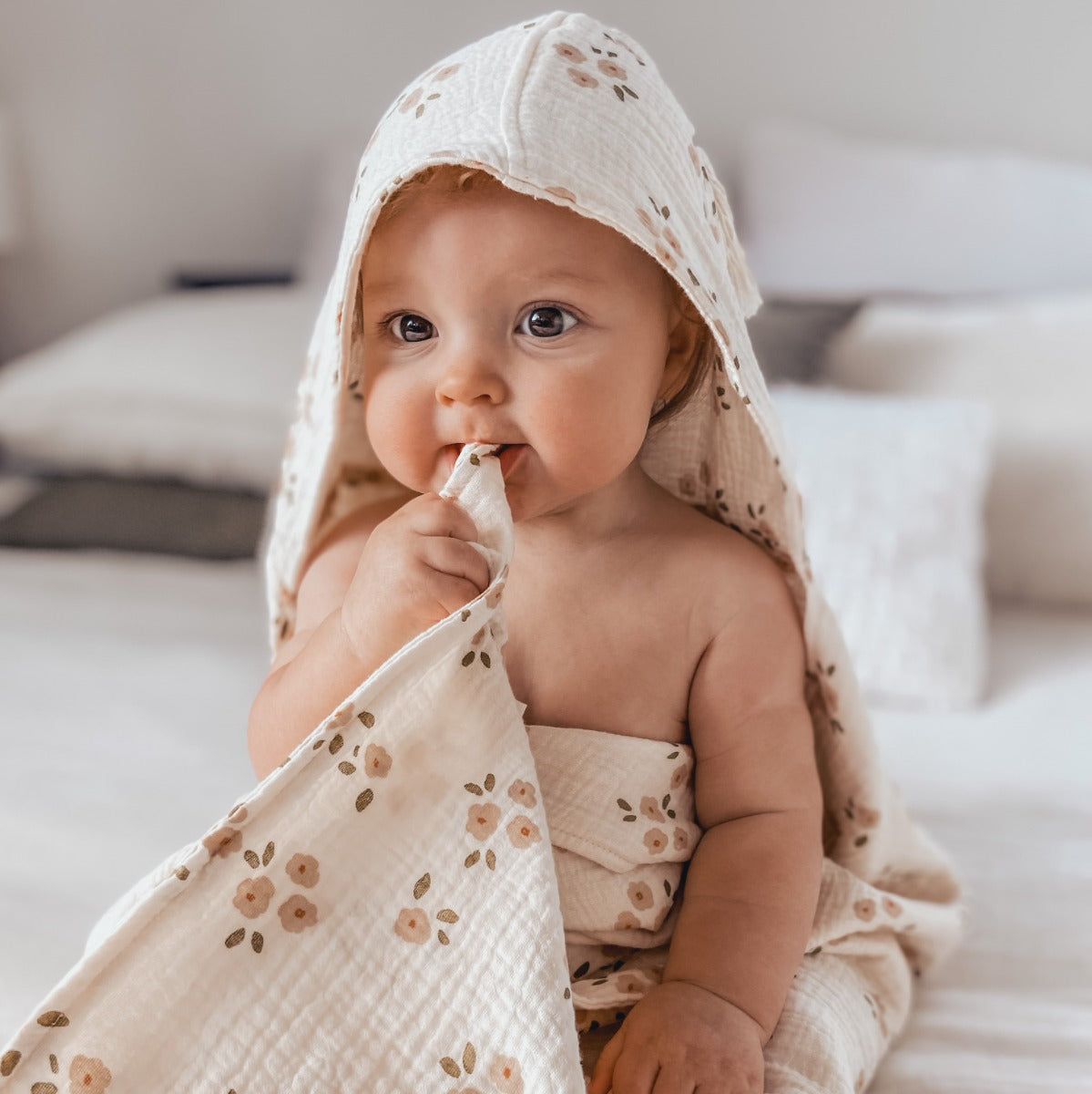 Muslin Hooded Towel | Over the Dandelions - Daisy print