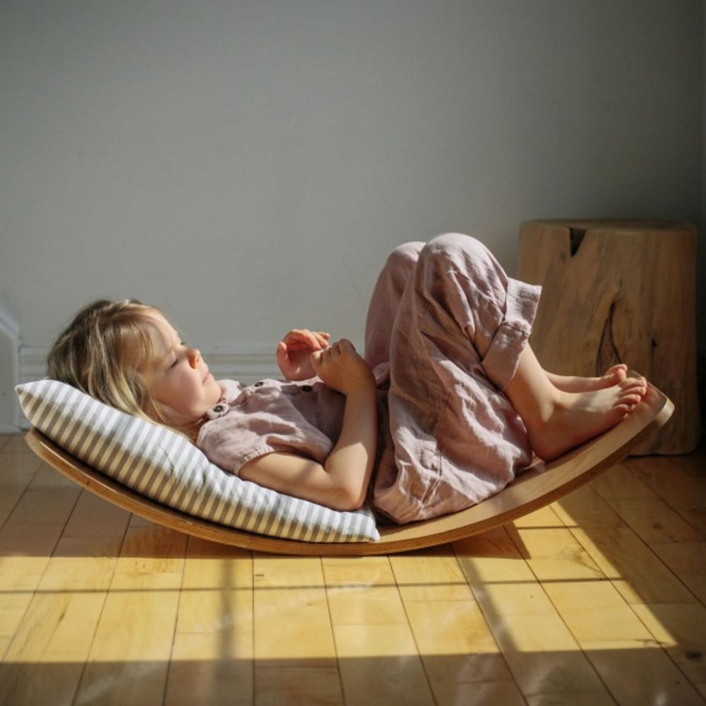 Little girl laying down on Kinderfeets Kinderboard