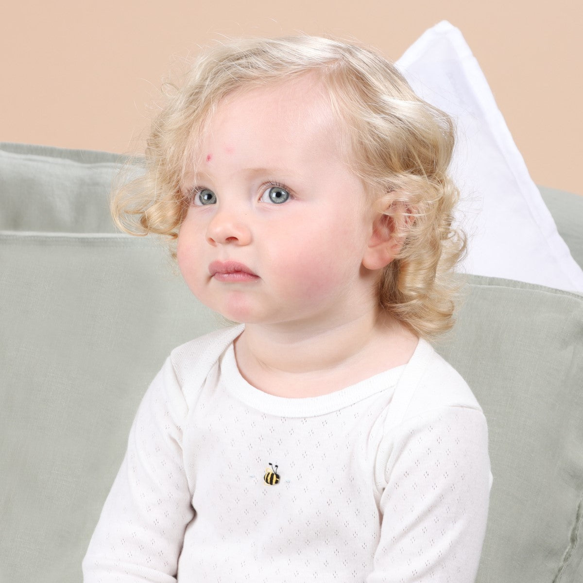 Dimples Cotton Longsleeve bodysuit in white bee on baby