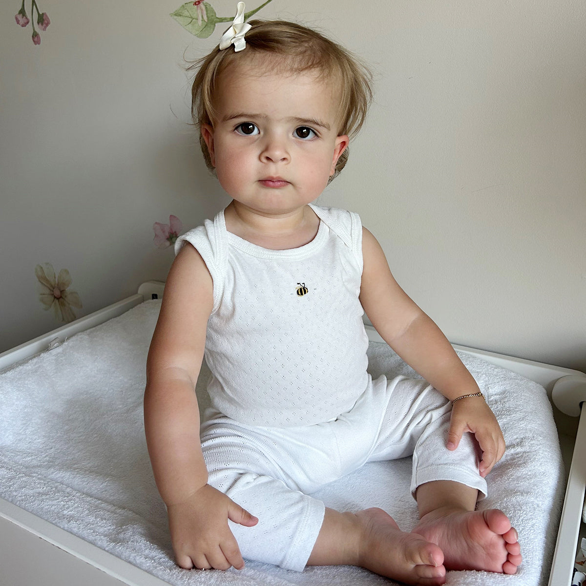 Dimples Cotton SLeeveless Bodysuit in white bee on baby