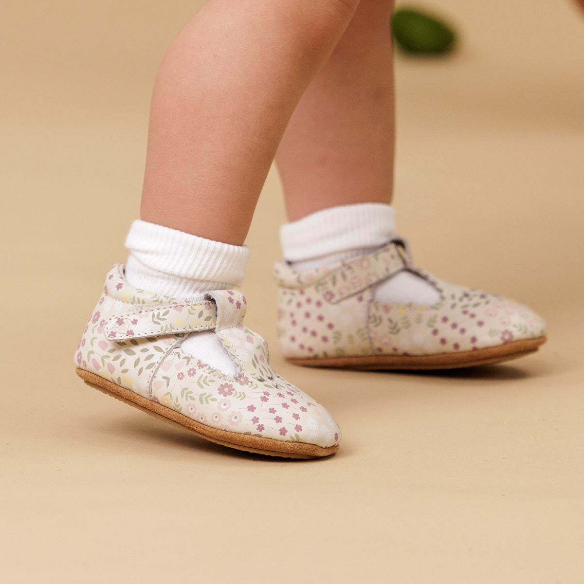 Girl wearing floral print baby shoes:image,small_image,thumbnail