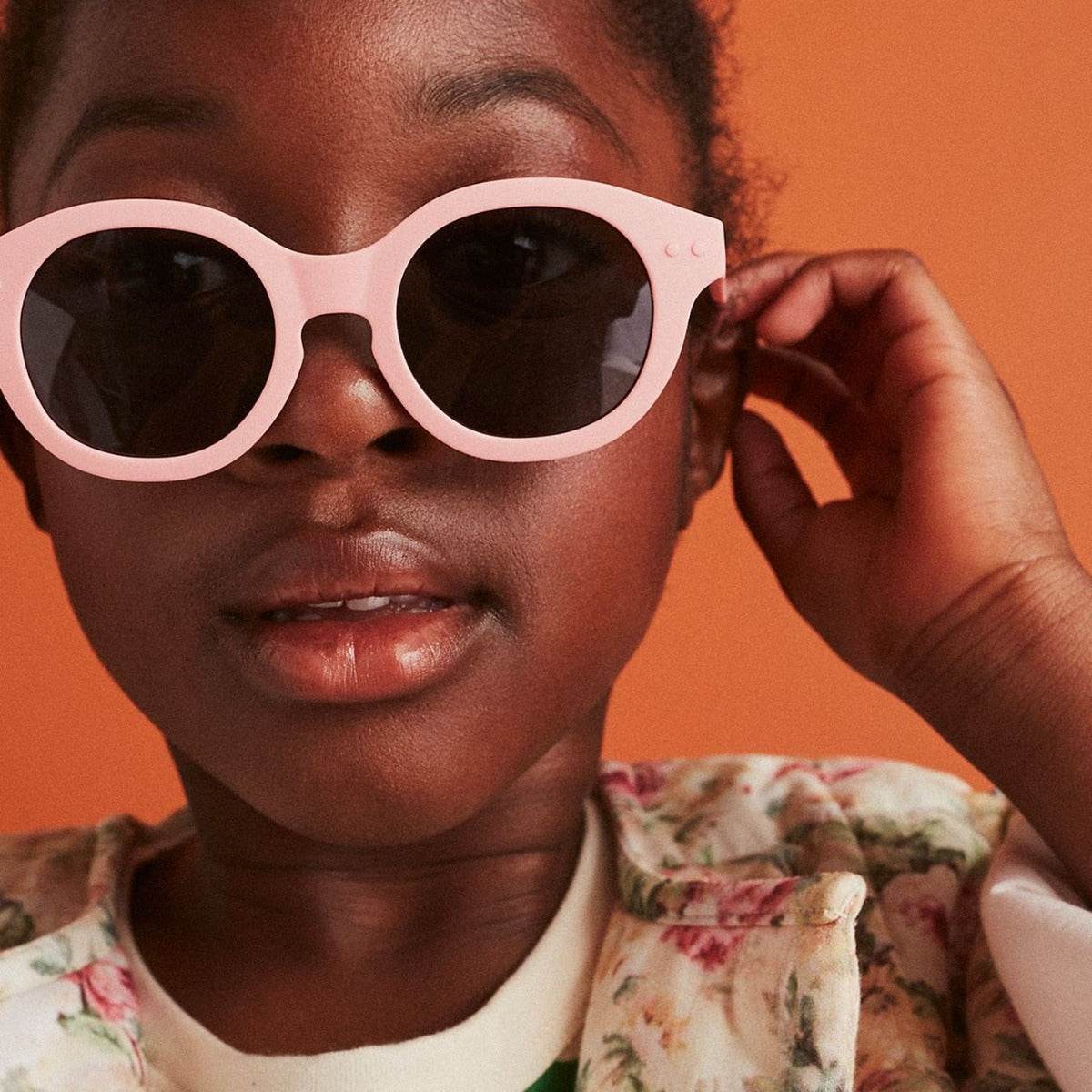 Izipizi kids plus sunglasses in Pastel Pink on child