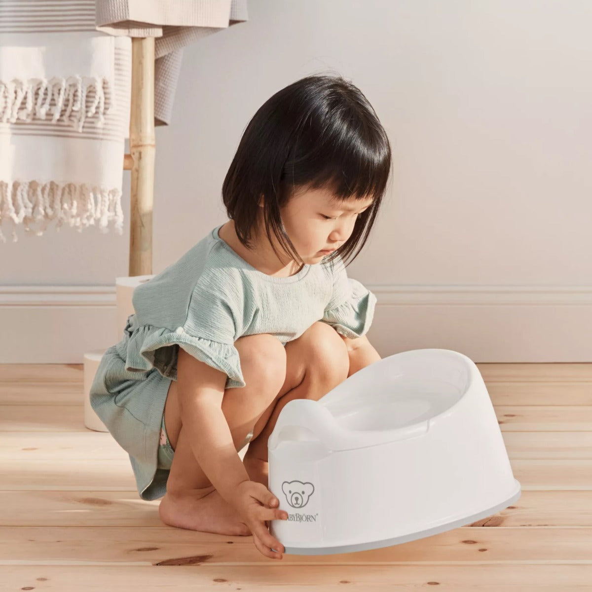 Baby lifting Babybjorn Smart Potty in white