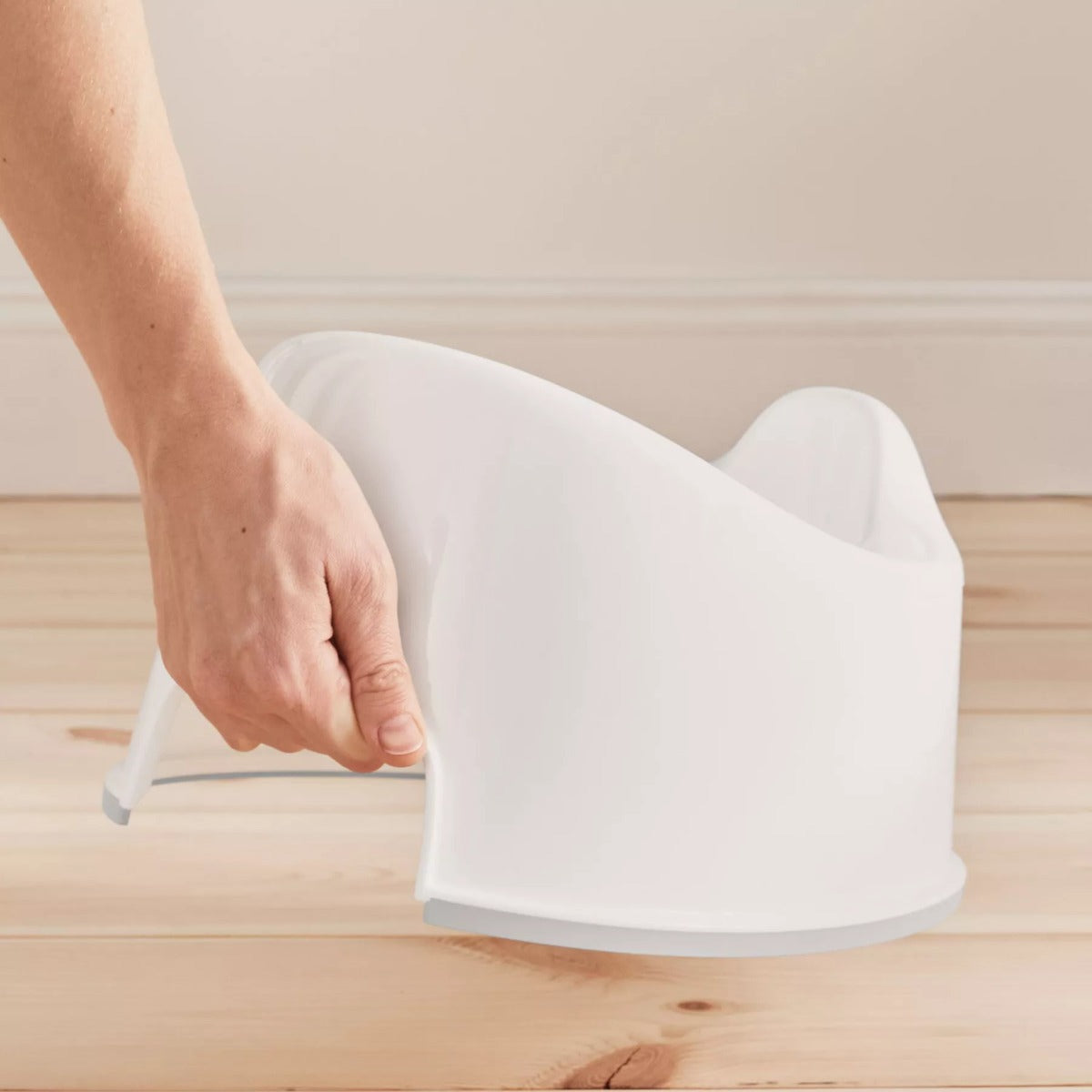 hand lifting Babybjorn Smart Potty in white