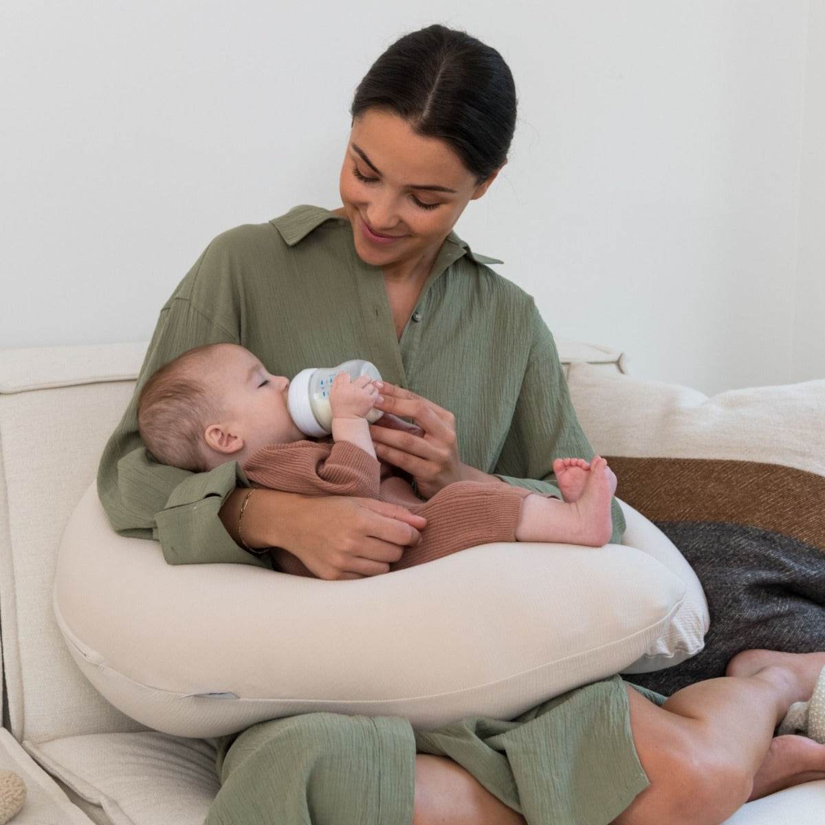 Women bottle feeding baby Women with Doo Moo Tetra Jersey Sand Pregnancy Pillow