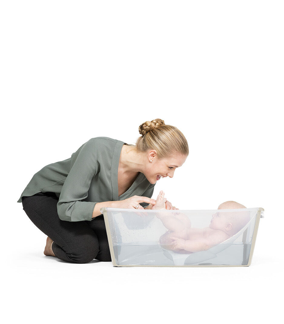 Stokke Flexi Bath in Sandy Beige with happy family bathing 