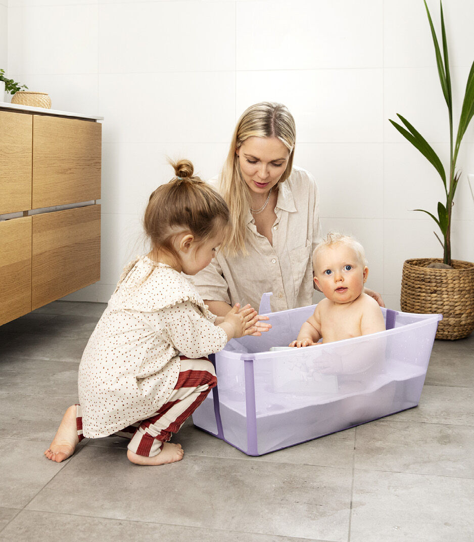 Stokke Flexi Bath in Lavender with happy family bathing