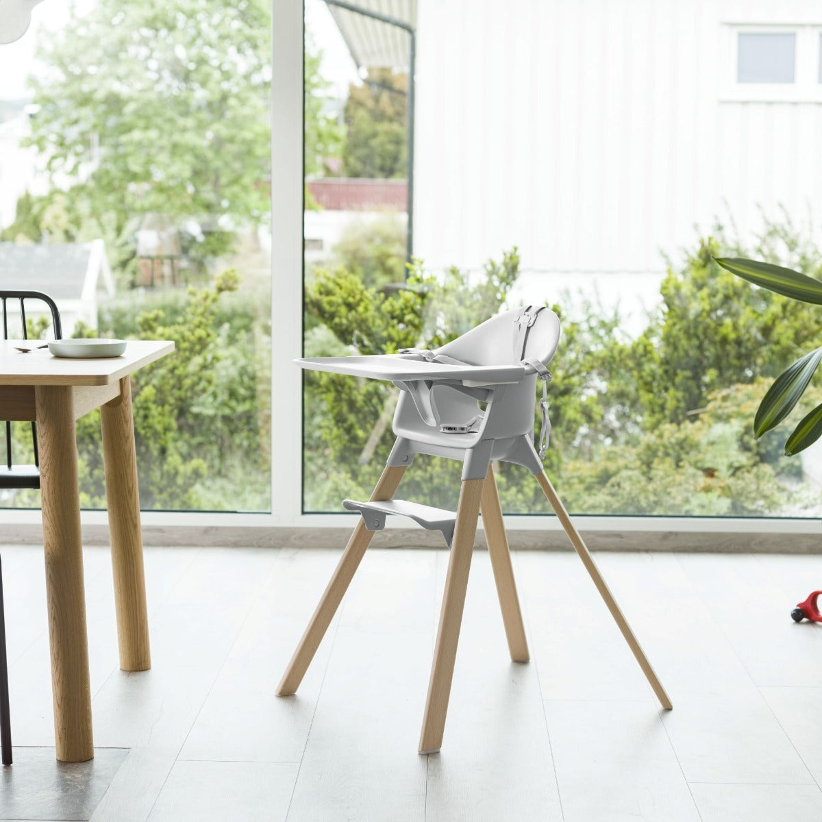 Stokke Clikk Highchair in Cloud Grey Lifestyle 