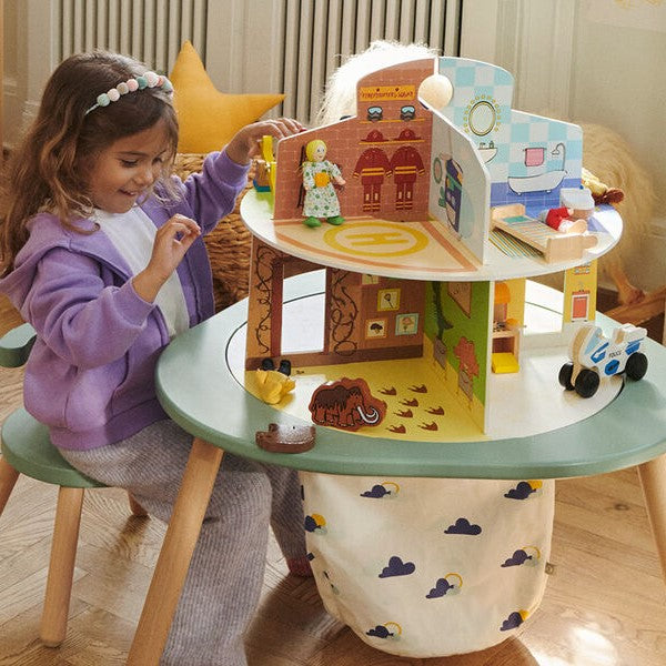 toddler playing with mutable dolls