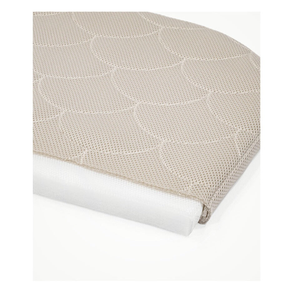 Breathable mattress of Snoozi baby portable bassinet from Stokke