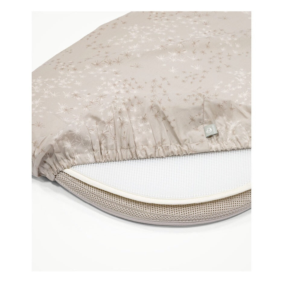 Mattress and sheet of Snoozi baby portable bassinet from Stokke