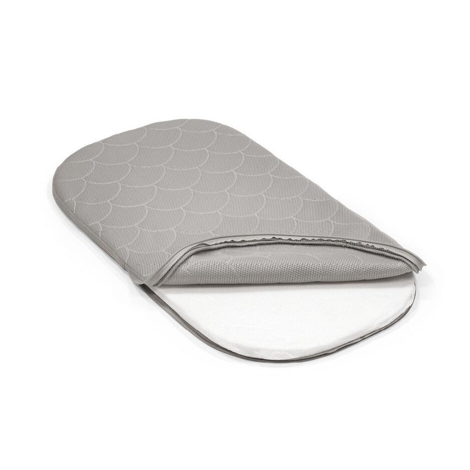 Breathable Mattress of Snoozi baby portable bassinet from Stokke