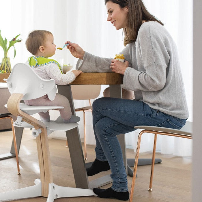 Mother feeding baby in Nomi Babyset in White from Stokke