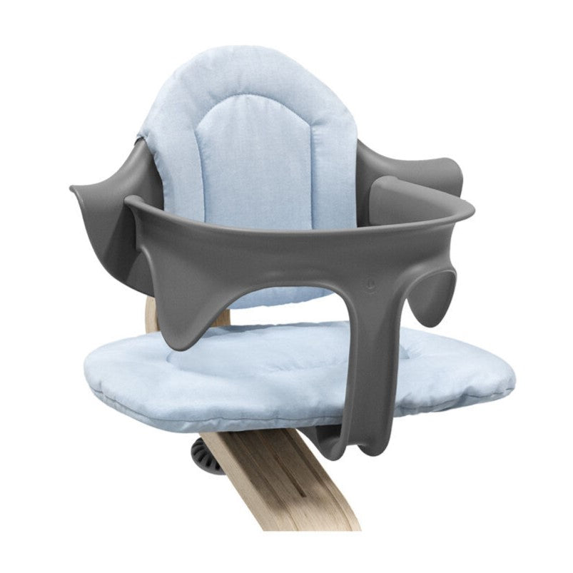 Grey Nomi Babyset from Stokke with cushion in blue