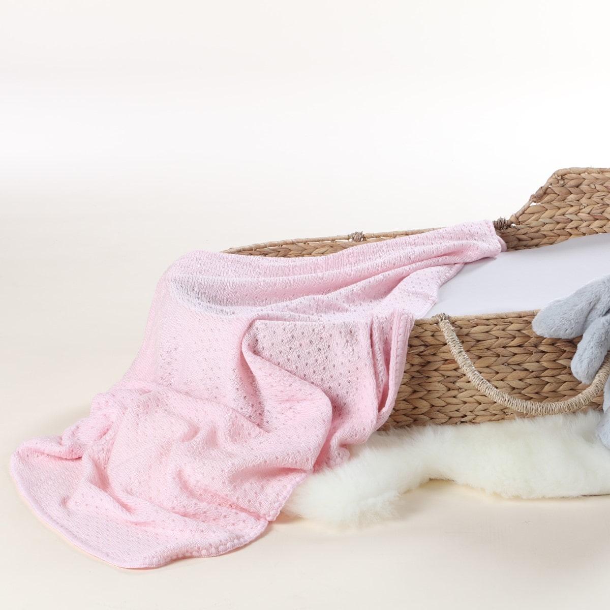 Dimples merino wool eyelet blanket in pink