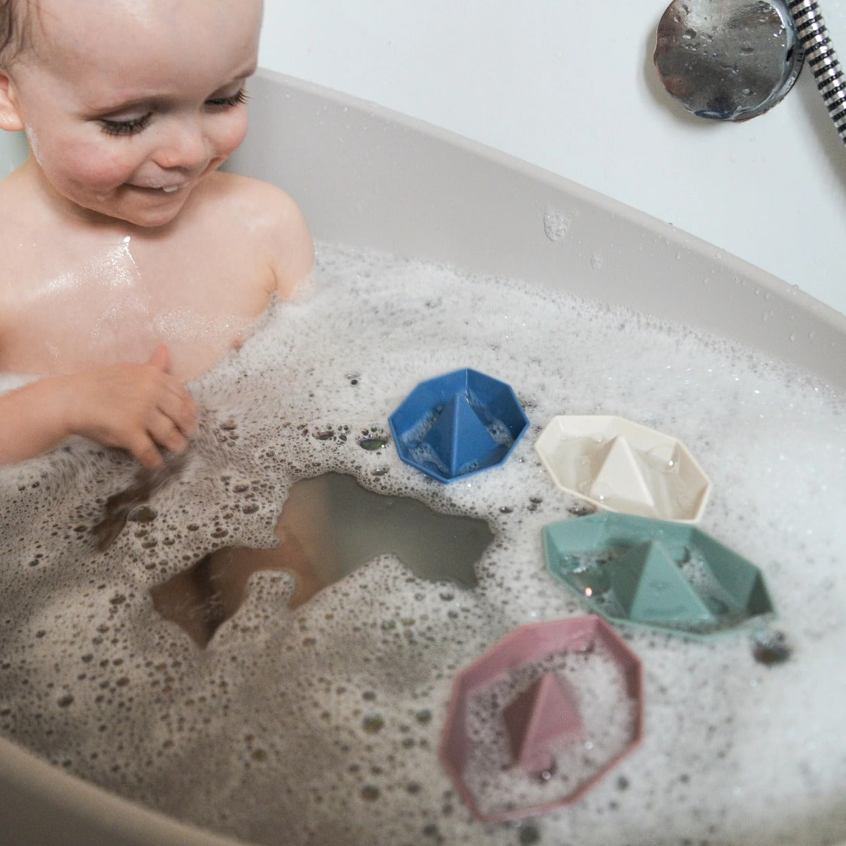kid bathing with Shnuggle Stacking Boat Toy multicolour