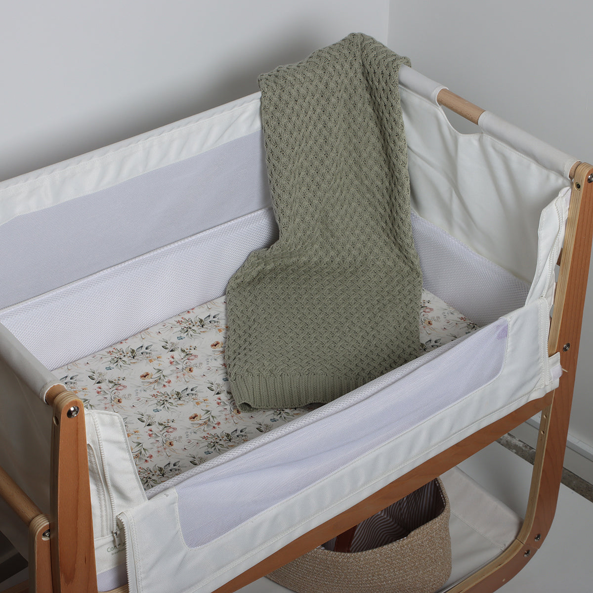 Baby bassinet sheet with vintage floral print in Snuzpod with blanket