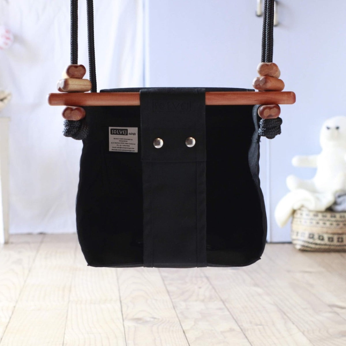 SOLVEJ Baby Toddler Swing in coral black lifestyle
