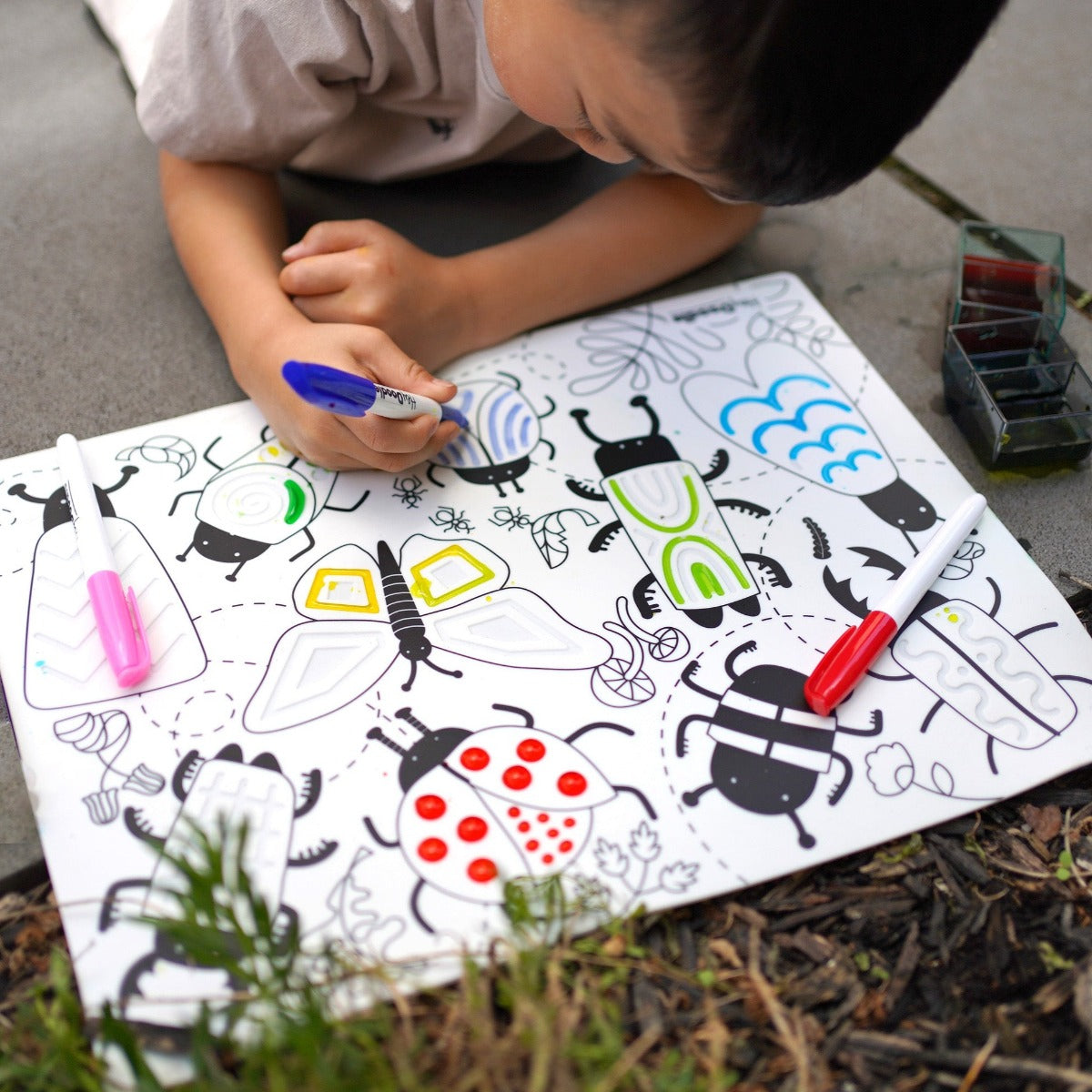 Child colouring HeyDoodle Busy Bugs sensory playmat