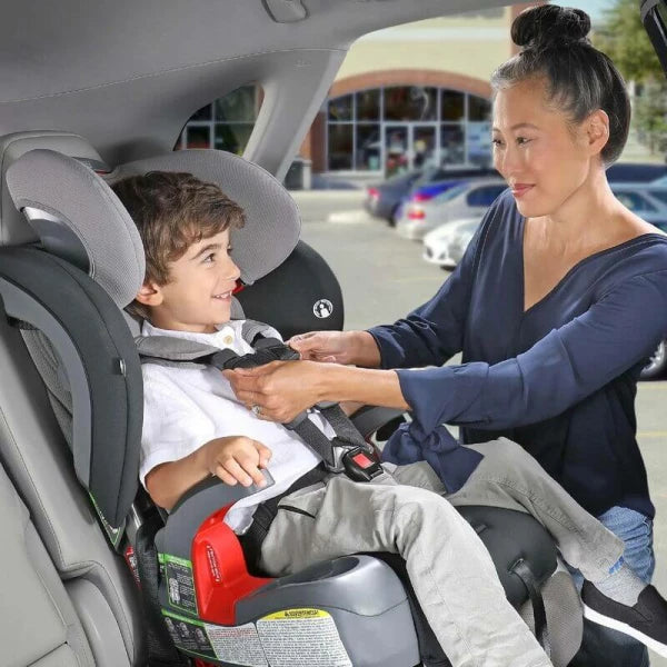 Britax Grow With you Carseat in Black contour child in seat