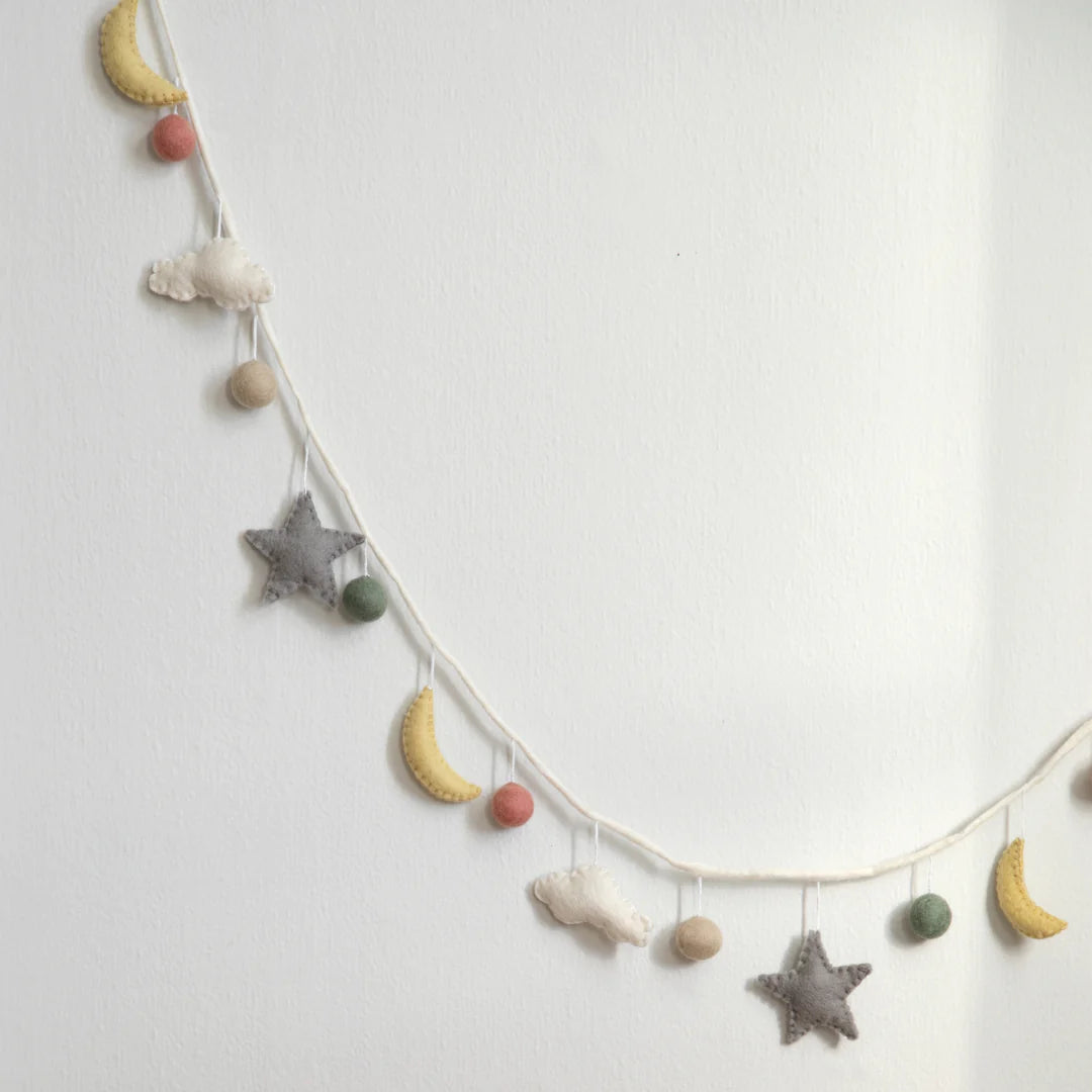 Gry & Sif garland with stars, moons and clouds in multicolour