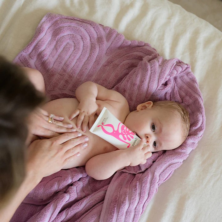 Baby enjoying with Body Lotion from Noody 