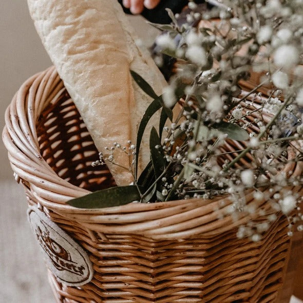 Kinder feets Wicker Basket close up
