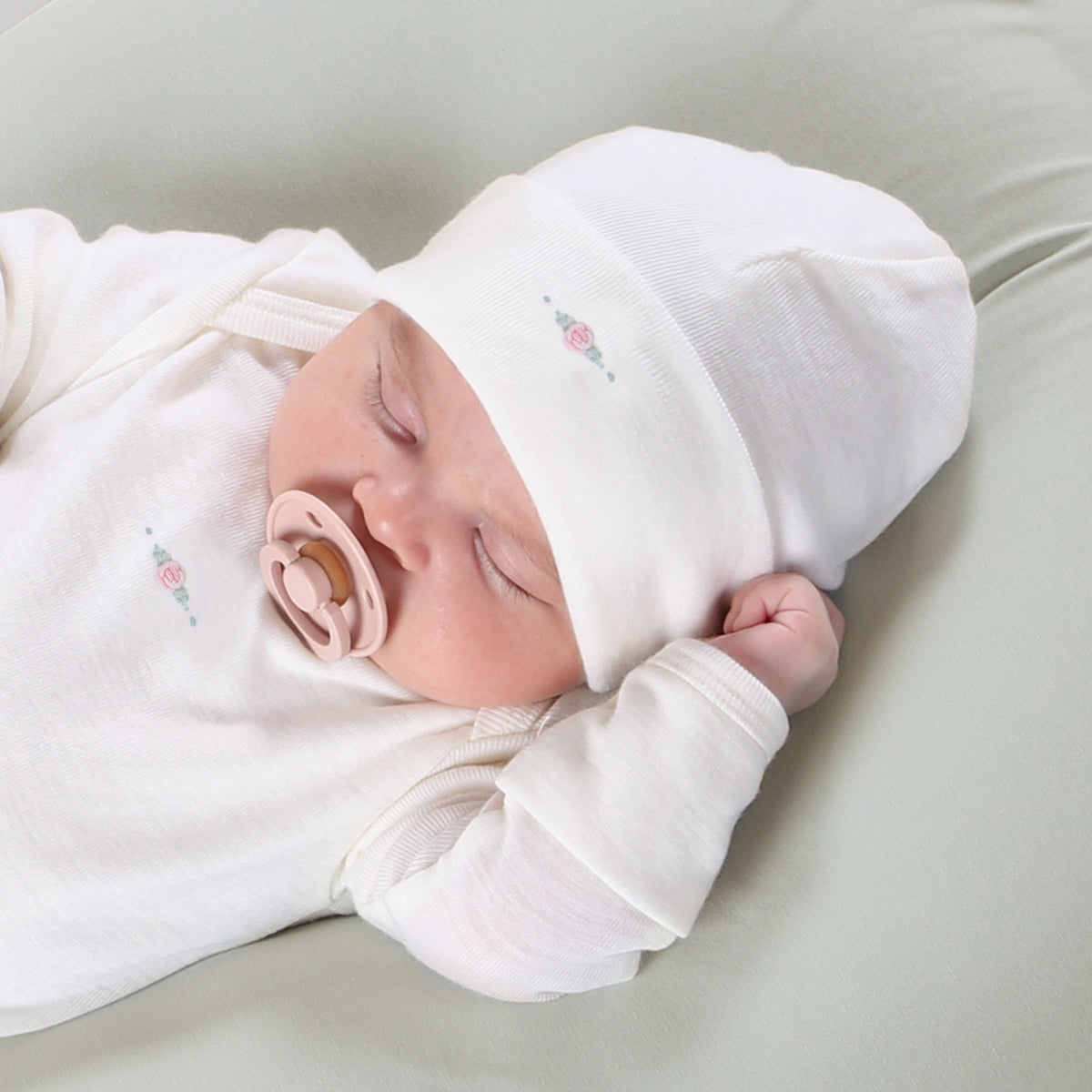 Dimples classic merino newborn beanie in cream rose