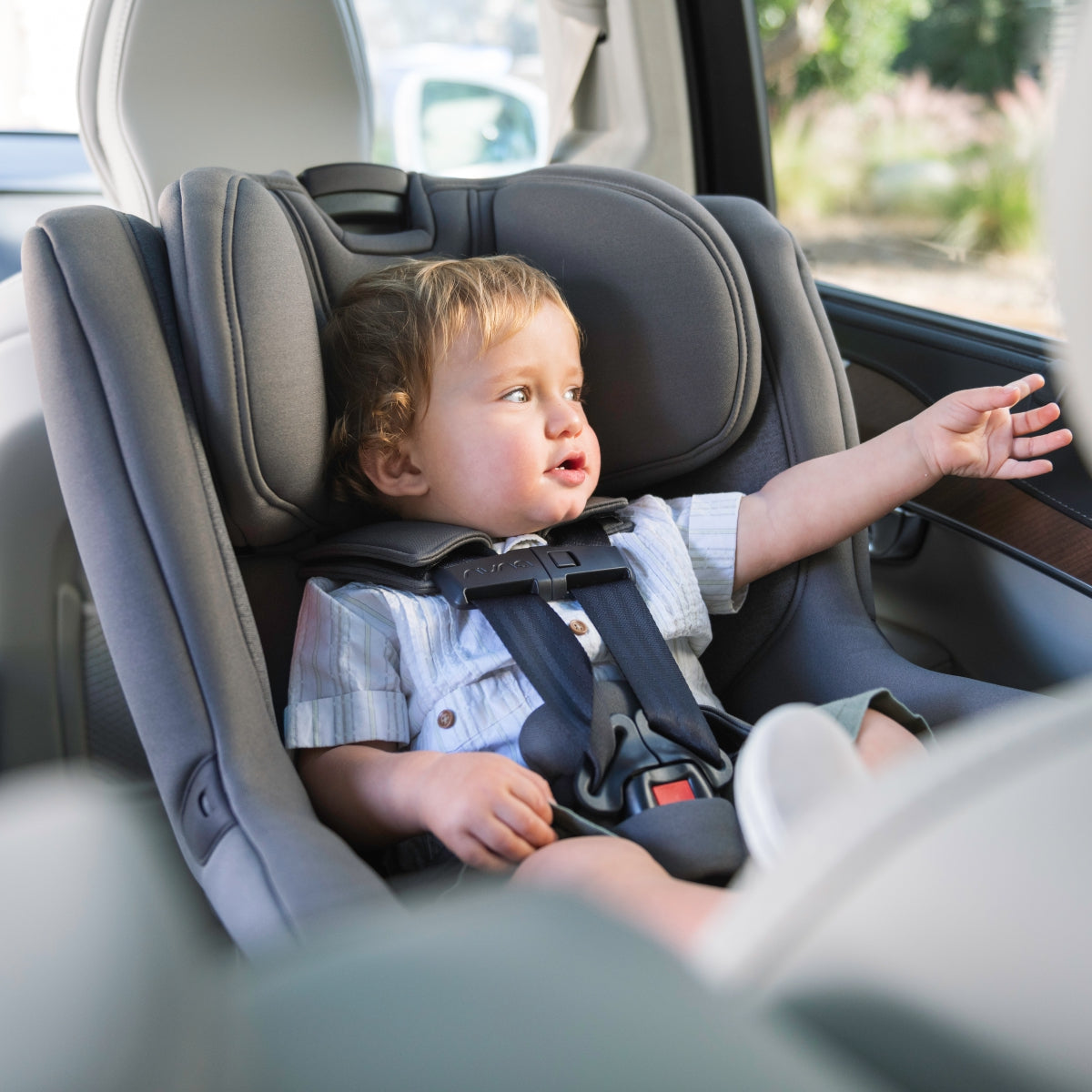 Nuna Rava Carseat capsule in granite Lifestyle Shot 2