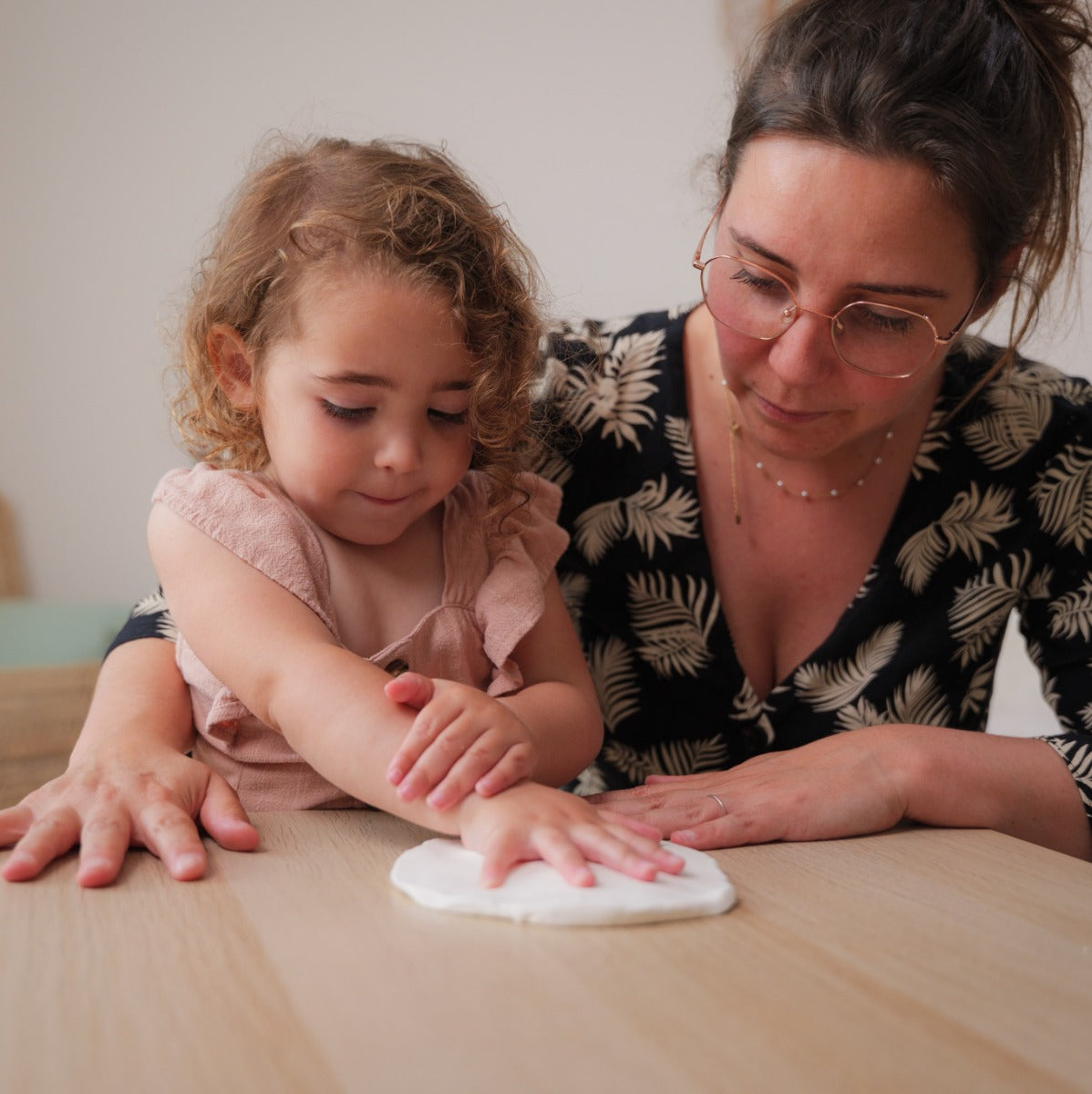 Mother and daughter using Petit Artichaut 2 Magnetic Keepsakes 