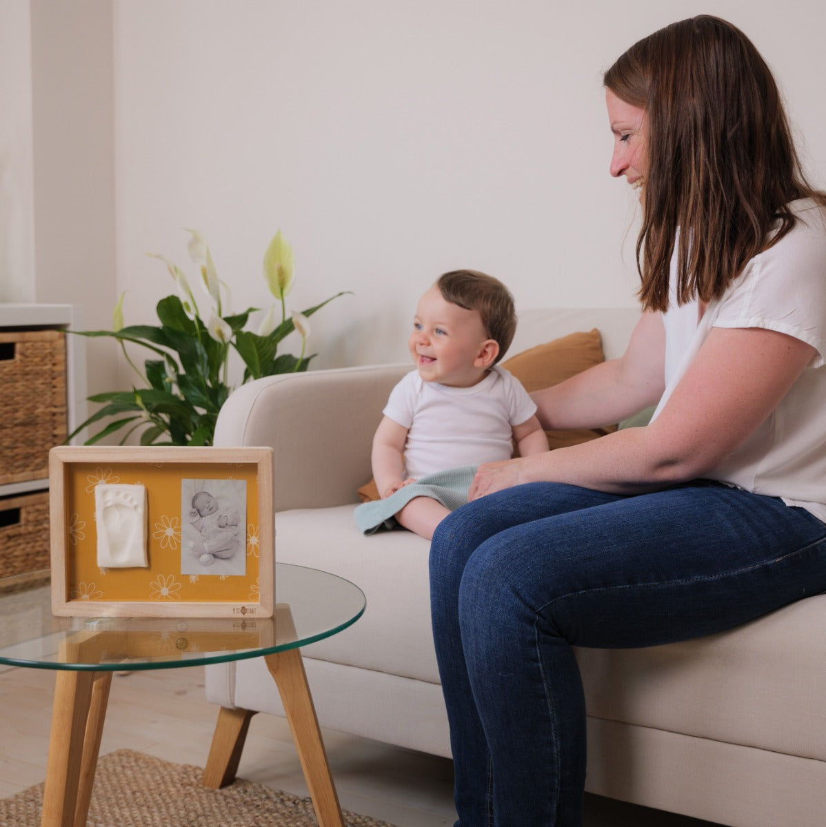 mother and baby looking at Petit Artichaut Classic Frame with daisy ochre print 