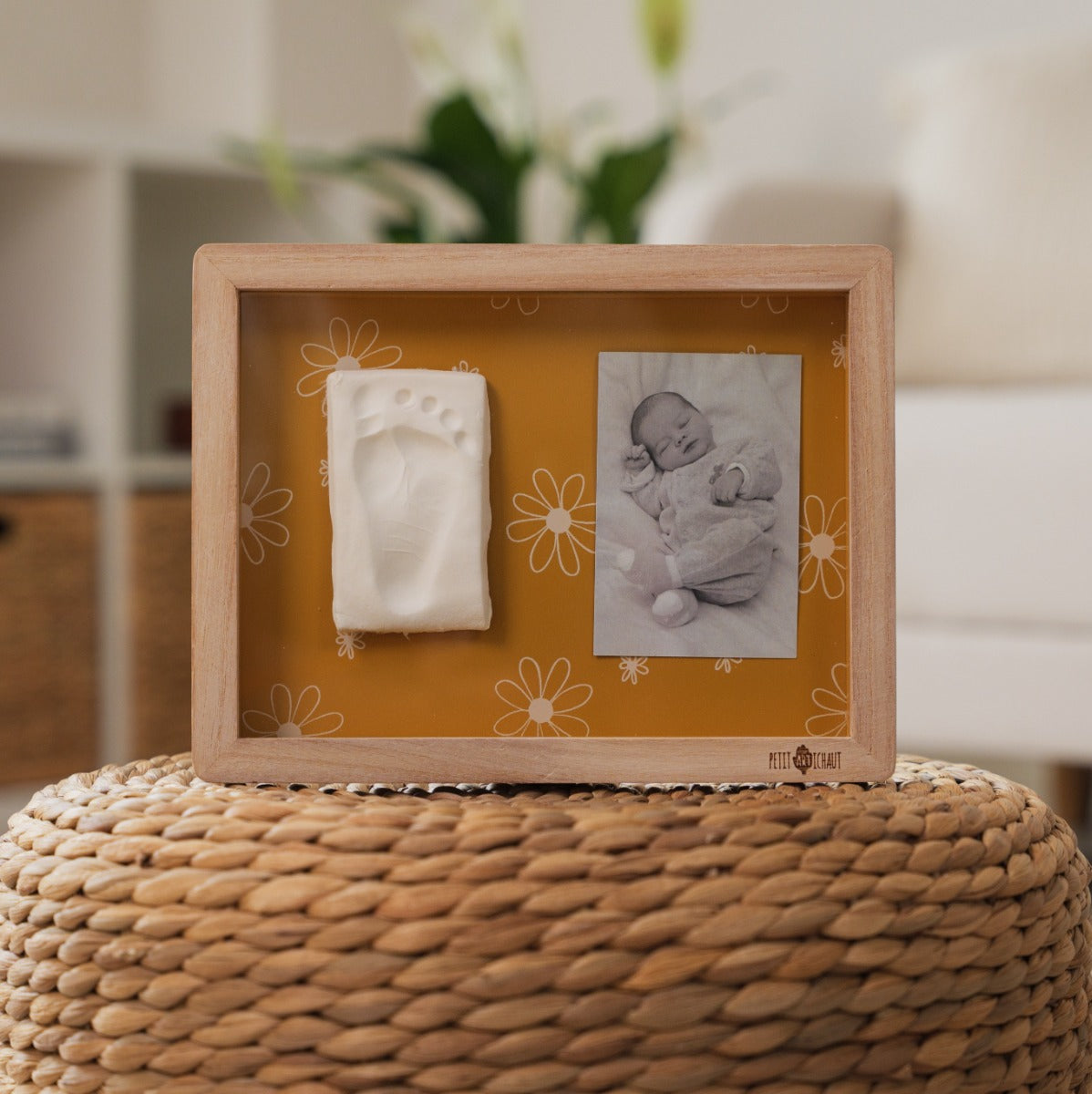 Petit Artichaut Classic Frame with daisy ochre print placed in the living room