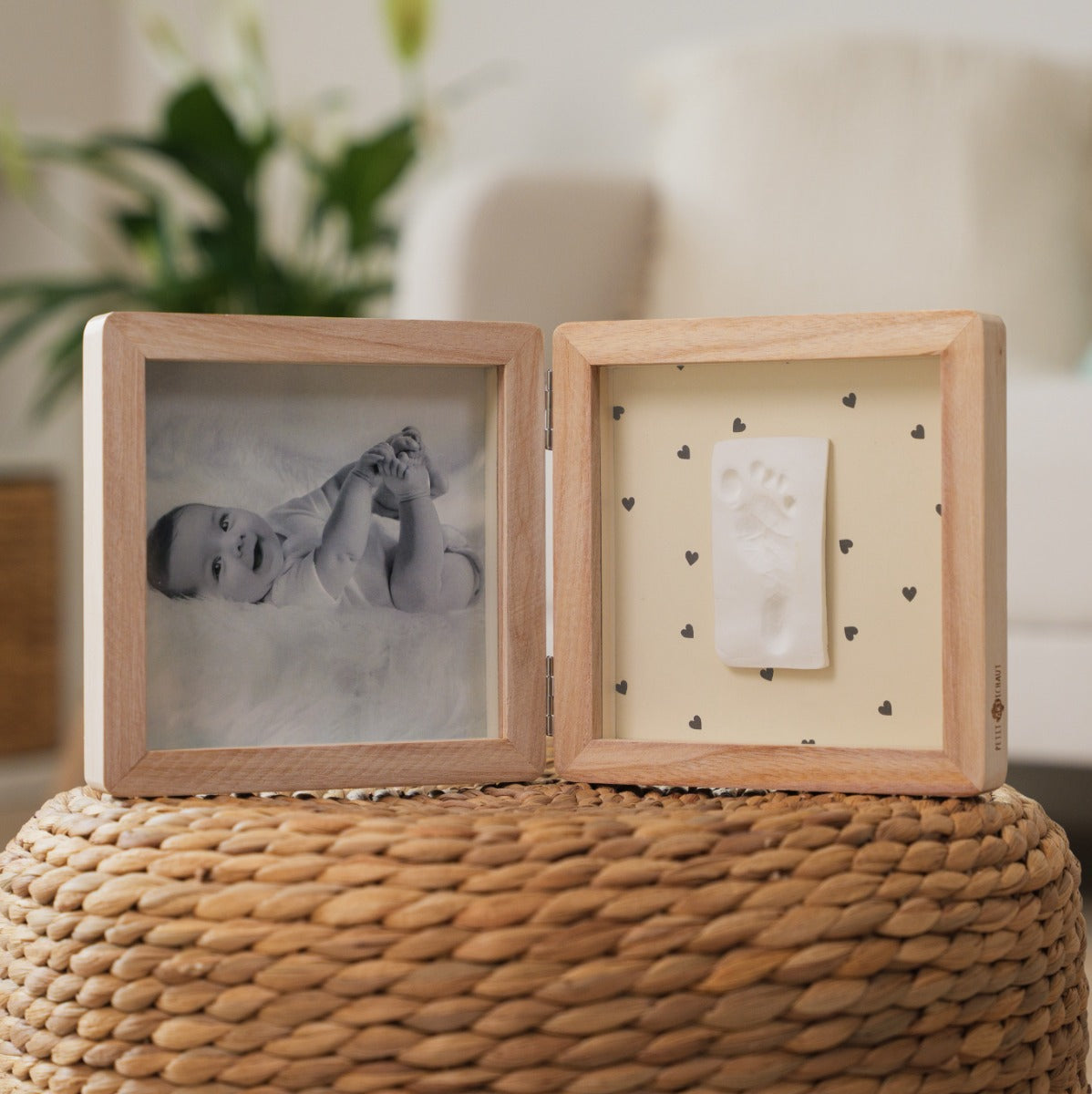 Petit Artichaut Double Frame Pretty hearts print placed in the living area