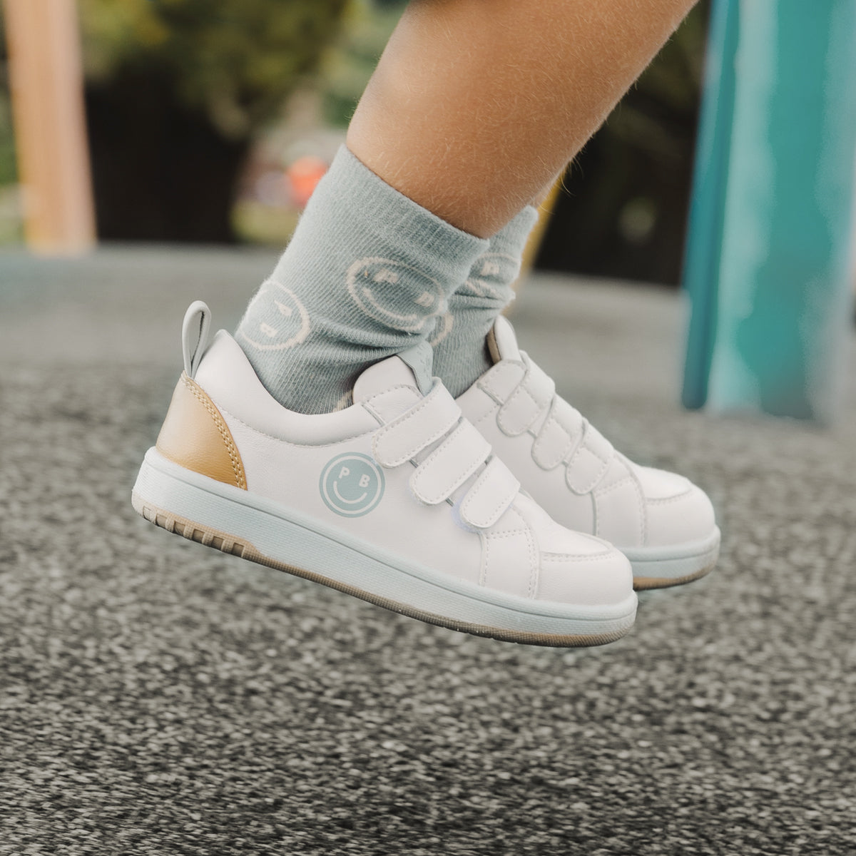 Close-up of kid wearing 2-Pack Pretty Brave Smiley Socks in sage/white colour