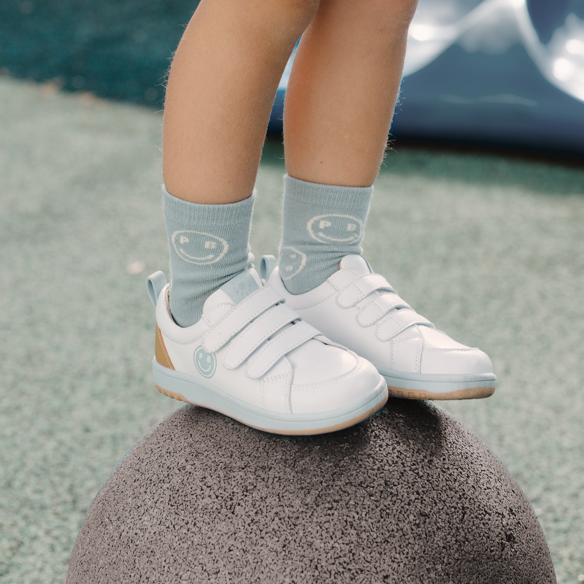 Close-up of kid wearing 2-Pack Pretty Brave Smiley Socks in sage/white colour