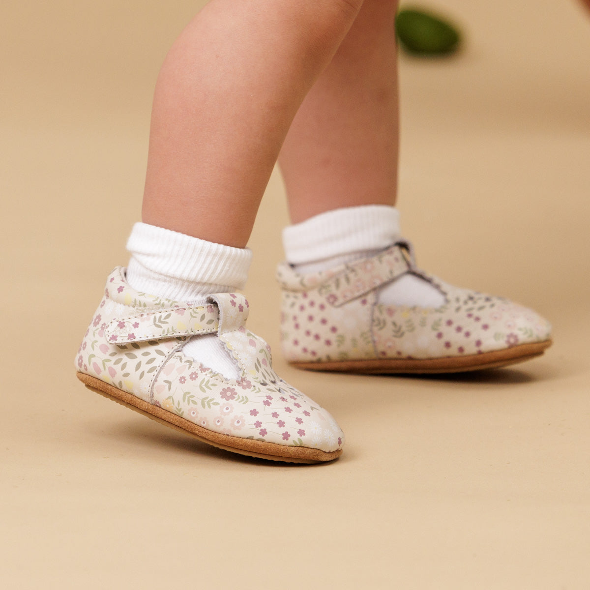 Girl wearing floral print baby shoes:image,small_image,thumbnail