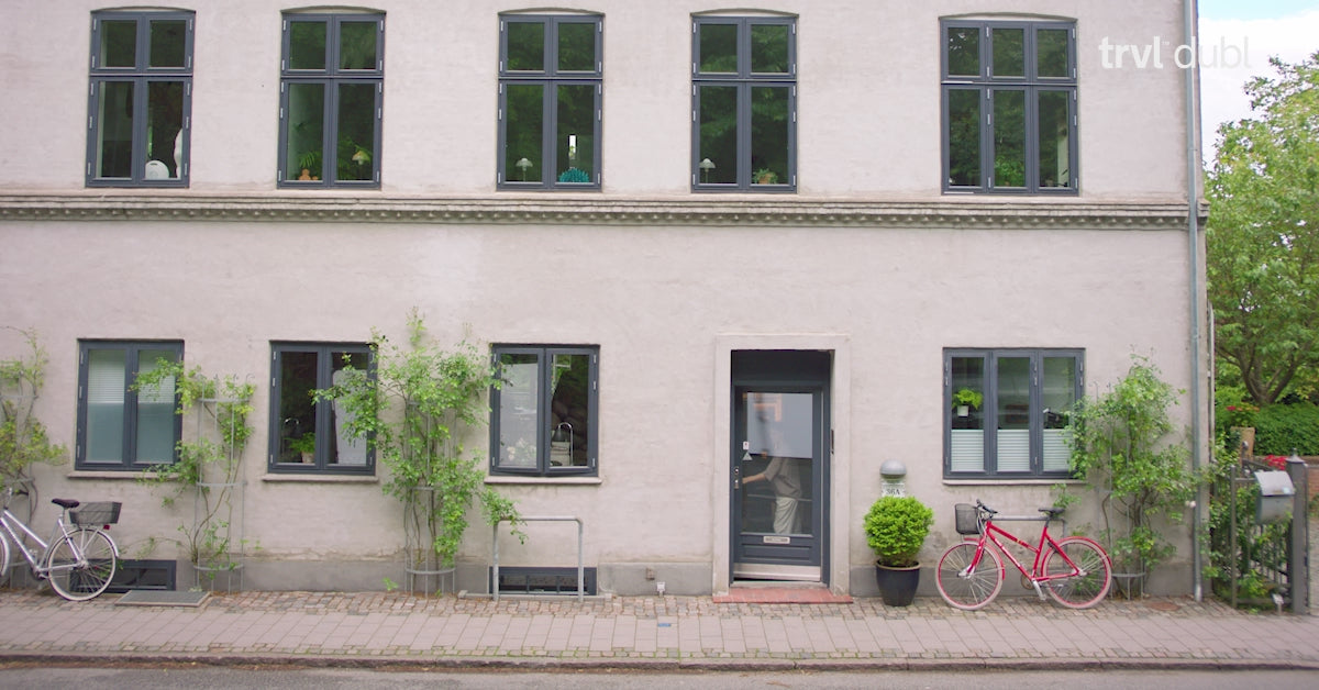 Load video: Nuna Trvl Dubl - No kid left behind with this easy to use double stroller.