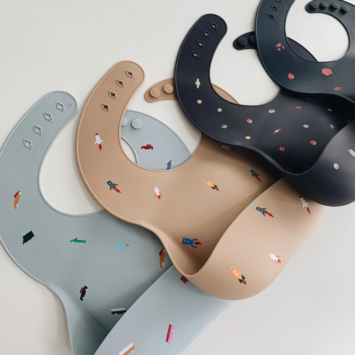 Silicone Baby Bib Retro Car - Mushie