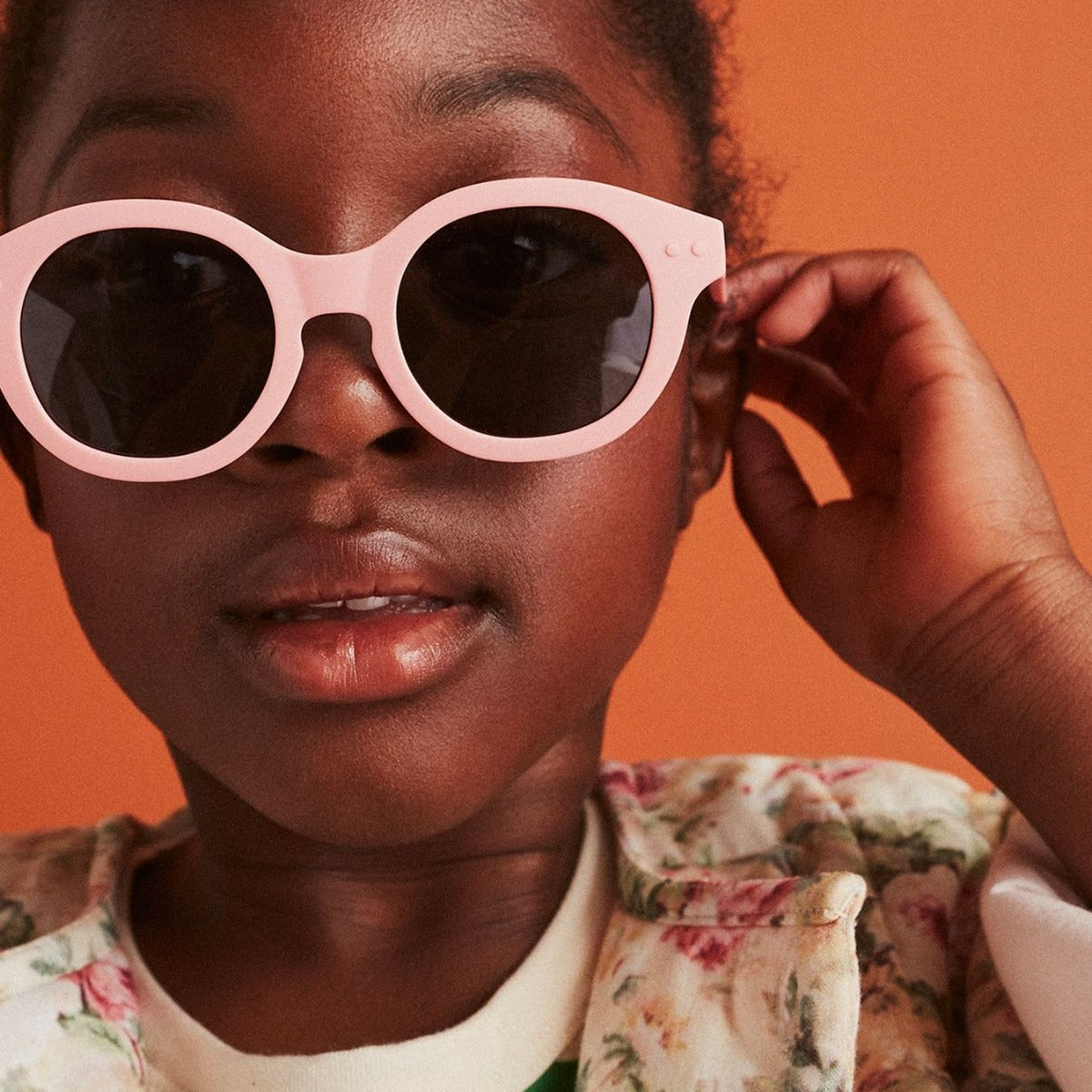 Izipizi kids plus sunglasses in Pastel Pink on child