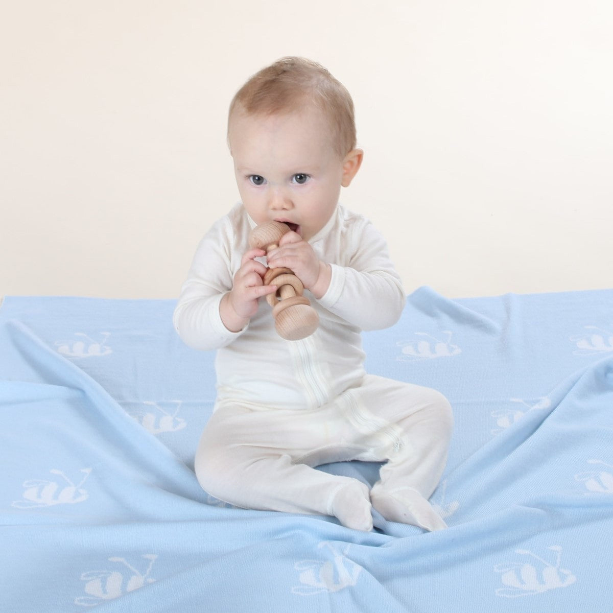 Dimples merino wool signature bee blanket in Blue