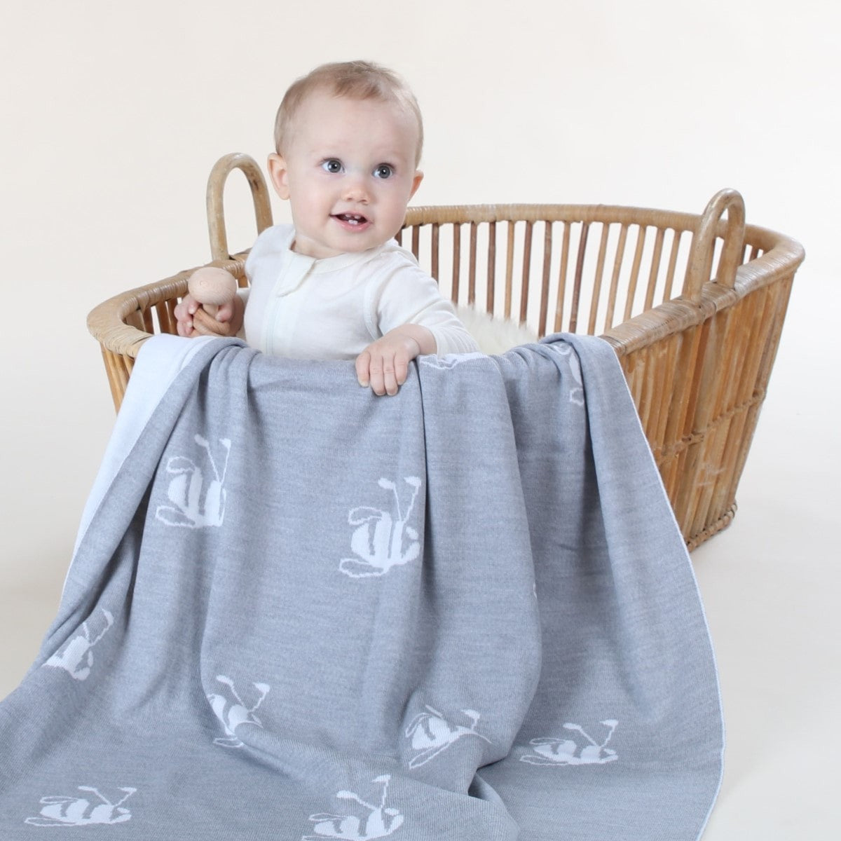 Dimples merino wool signature bee blanket in Grey