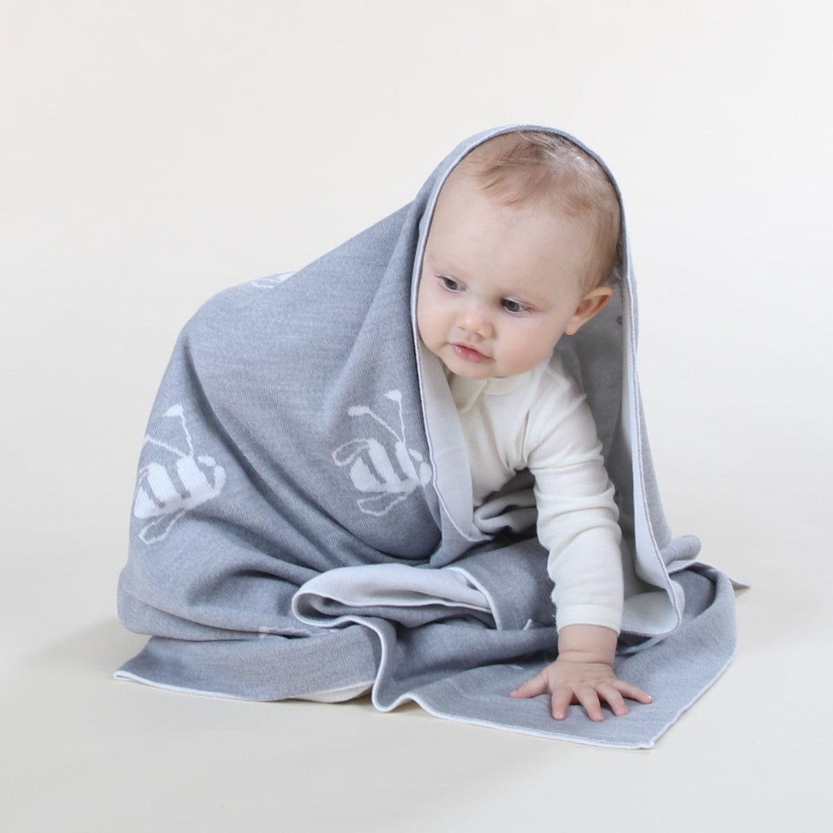 Dimples merino wool signature bee blanket in Grey
