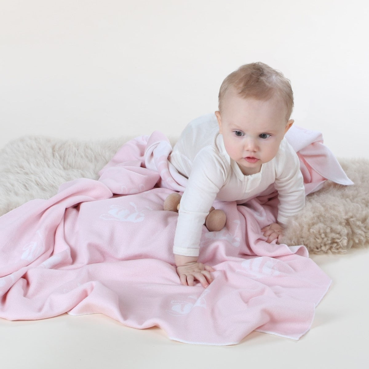 Dimples merino wool signature bee blanket in pink