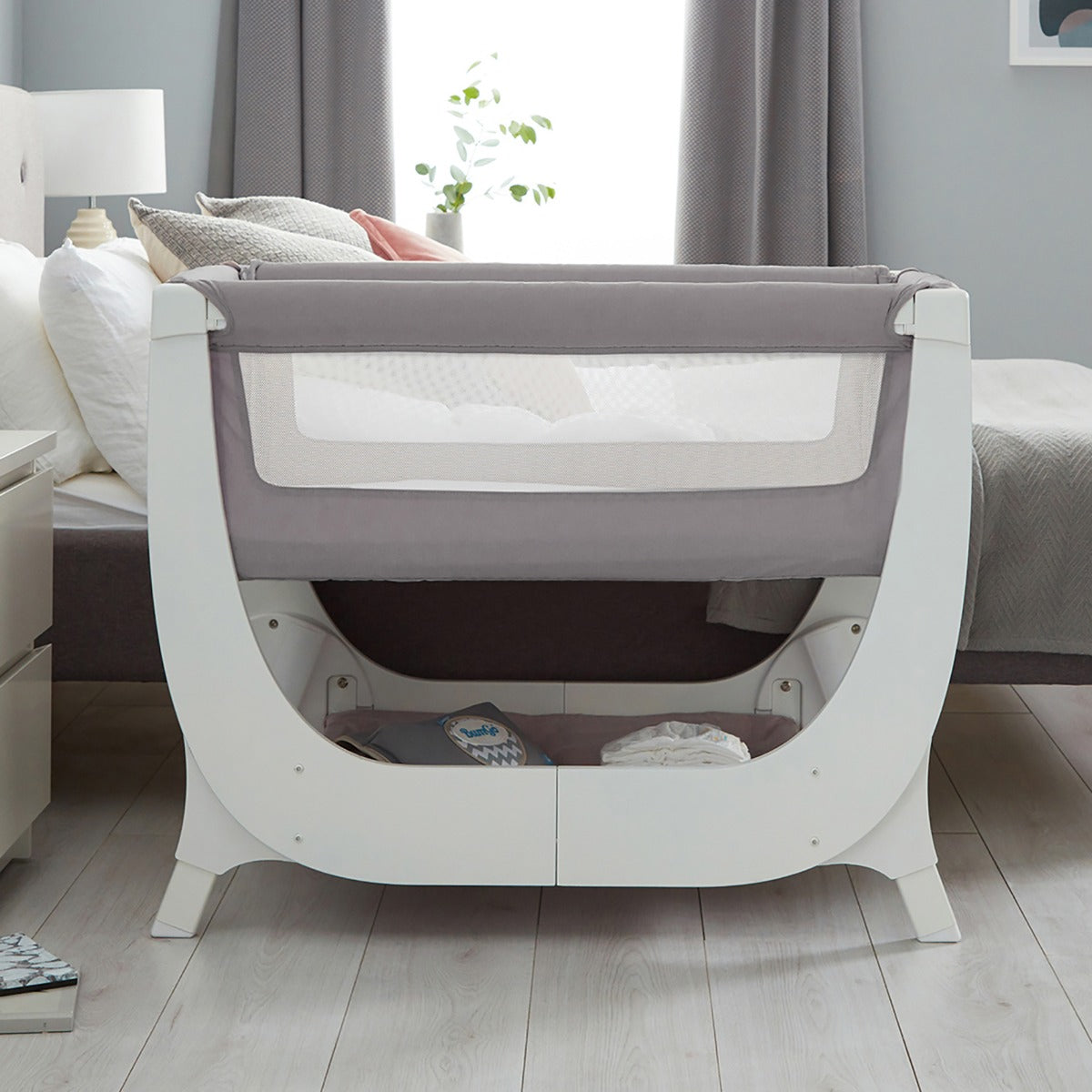 Shnuggle Air Bedside Crib Lifestyle