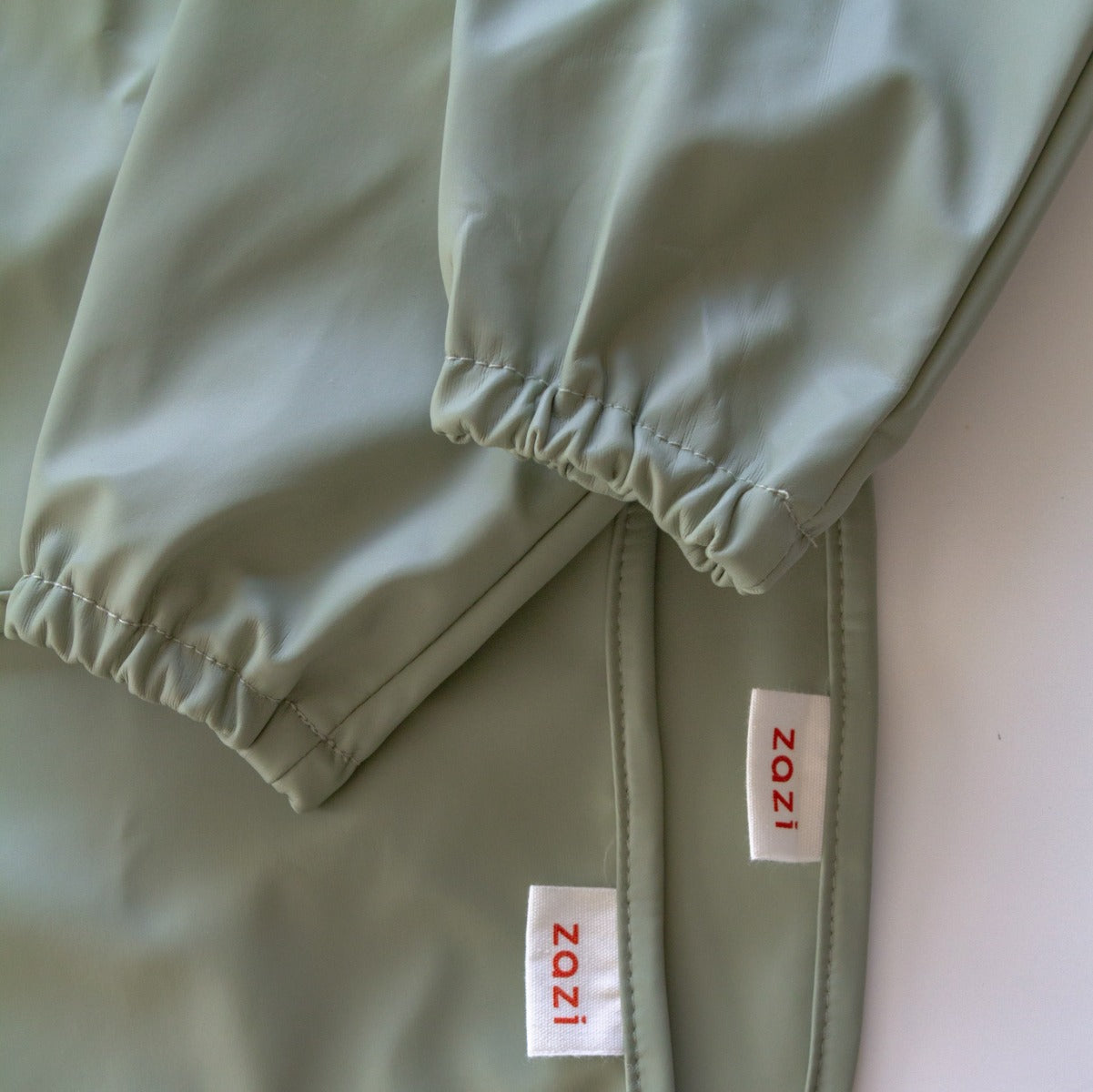 recycled polyester sleeved bib